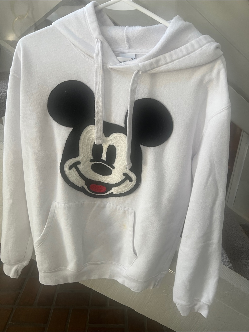 Disney White Crewneck Sweatshirt with embroidered Mickey Mouse Patch L